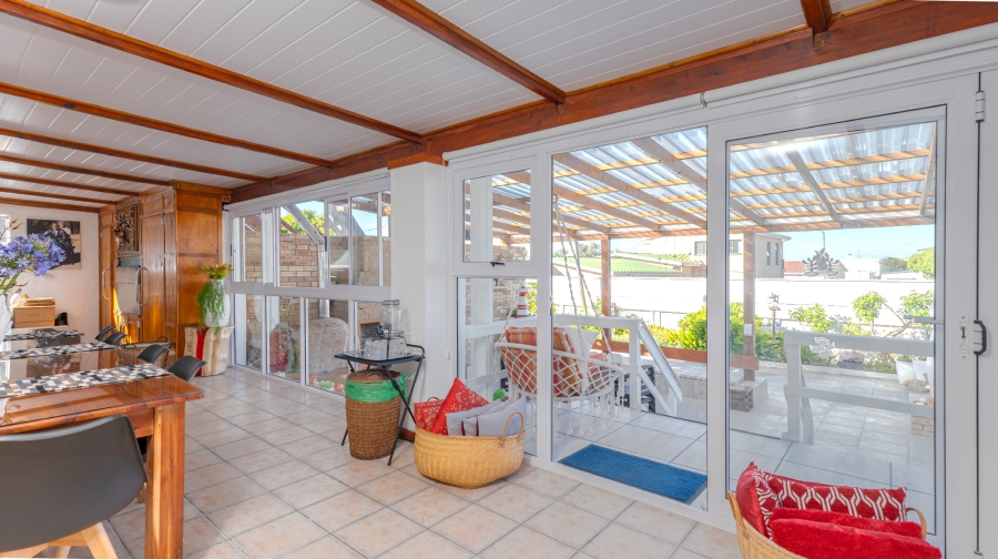 6 Bedroom Property for Sale in Struisbaai Western Cape